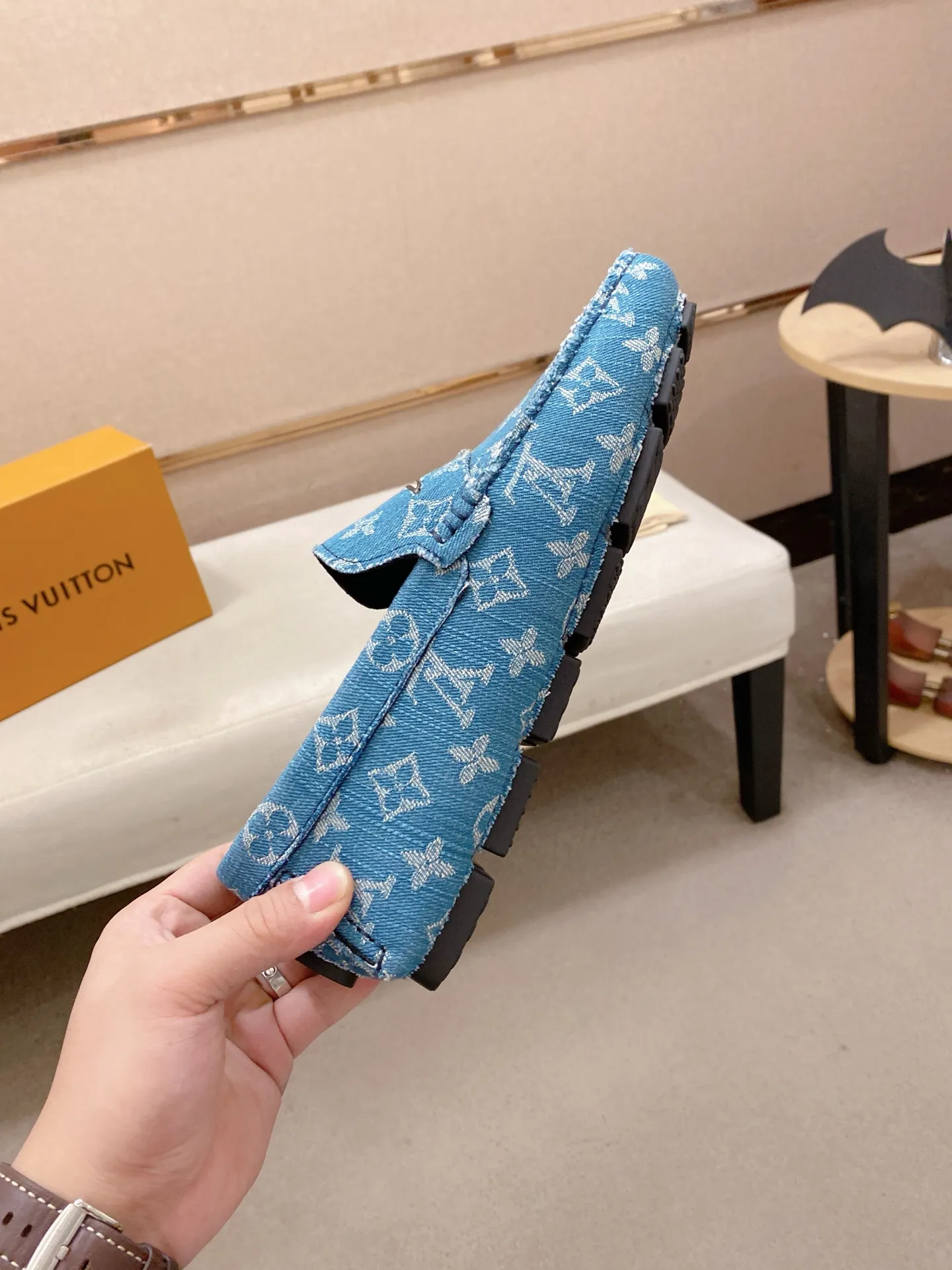 Factory price: 500💰High-end quality! LV 🆕🆕Exclusive hot-selling products in stock🔥🔥New products on the shelves, high-quality Ferragamo men's pea shoes, high-end casual driving shoes, with complete packaging! 💪 💪 Material: Imported official website one-to-one fabric 🐂 + Imported high-quality buffalo leather lining + wear-resistant outsole 👍🏻👍🏻 Features: High-end and comfortable, purely handmade 🚀 🚀 Create the perfect shoes that suit you best 🔥 🔥 Size: (38-44) 45 standard size can be customized!